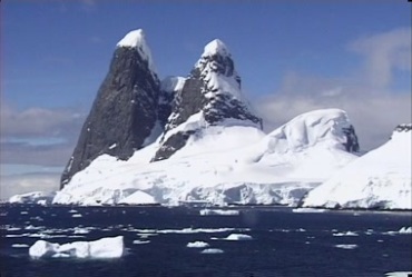 极地冰雪覆盖的山川海水浮冰实拍视频素材