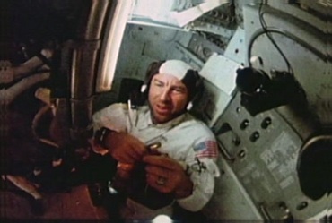 航天员在太空飞船上工作生活视频素材
