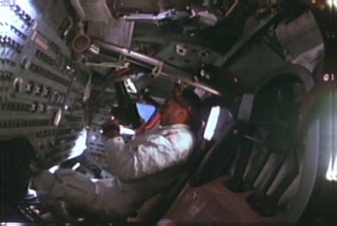 航天员在太空飞船上工作生活视频素材
