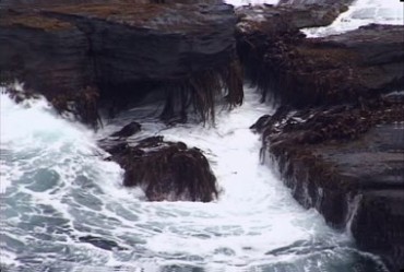 海水风浪拍打礁石视频素材