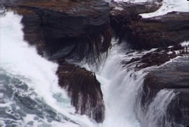 海水风浪拍打礁石视频素材