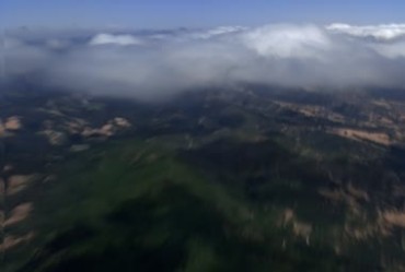 飞机在云层间穿梭飞行第一视角视频素材