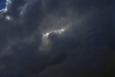 飞机空中飞行在乌云中穿梭第一视角视频素材