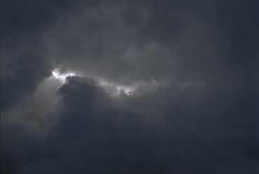 飞机空中飞行在乌云中穿梭第一视角视频素材