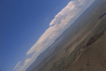 空中飞行掠过地面第一视角视频素材