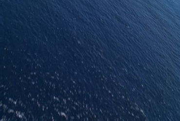大海之上飞行掠过蓝色海面海水视频素材