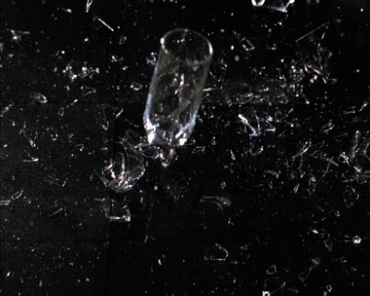 透明玻璃杯掉地上摔碎破碎碎渣黑屏抠像特效视频素材