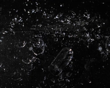 透明玻璃杯掉地上摔碎破碎碎渣黑屏抠像特效视频素材