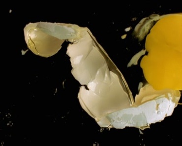 鸡蛋掉落摔破散黄黑屏抠像特效视频素材