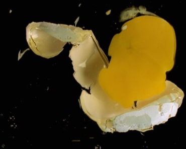 鸡蛋掉落摔破散黄黑屏抠像特效视频素材