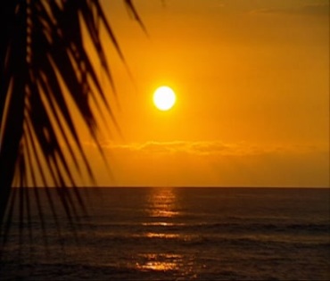 海上昏黄的太阳黄昏日落余晖视频素材