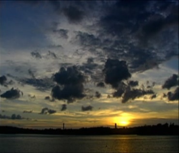 夕阳的天空一朵朵太阳光折射的黑云飘过视频素材
