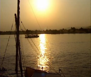 夕阳下河流行船霞光照耀水面视频素材