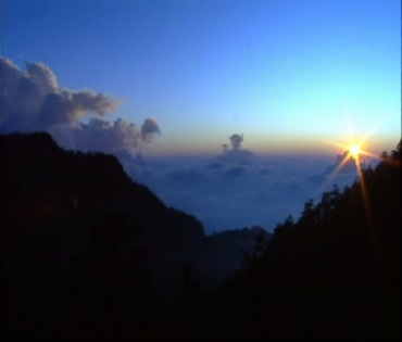 山顶云海日出景色视频素材