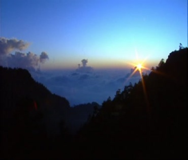 山顶云海日出景色视频素材