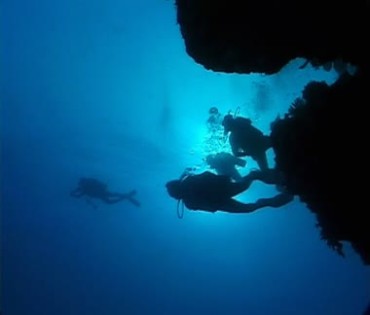 蓝色海水潜水员深潜海底实拍视频素材