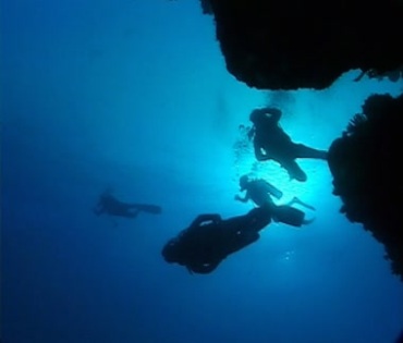 蓝色海水潜水员深潜海底实拍视频素材