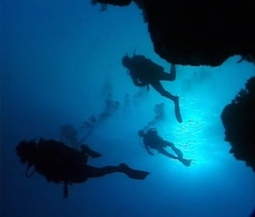 蓝色海水潜水员深潜海底实拍视频素材