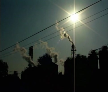 工业大气排放烟筒冒烟工厂污染视频素材