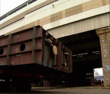 工业卡车运载钢材货物进车间特写镜头视频素材