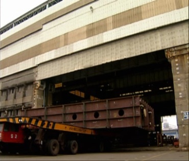 工业卡车运载钢材货物进车间特写镜头视频素材