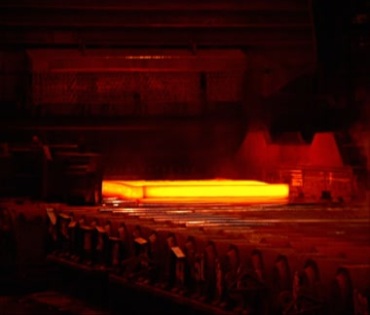 钢铁厂火红的钢材视频素材