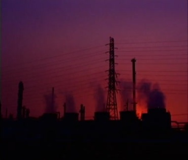 晨曦中的远处工厂工业烟筒大气排放视频素材
