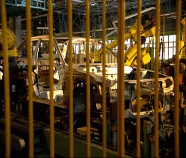 汽车制造车间车体车壳焊接工序视频素材