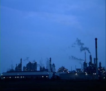 工业工厂烟筒冒烟远景夜色视频素材