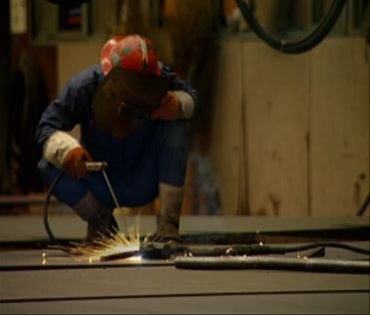 工人在焊接闪光耀眼火星视频素材