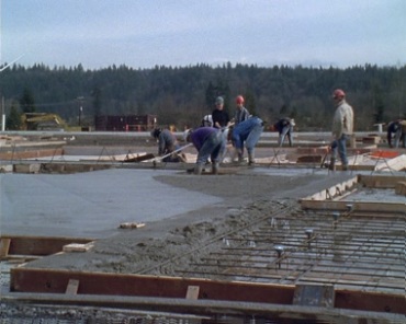 建筑工地施工现场工人浇筑混凝土实拍视频素材