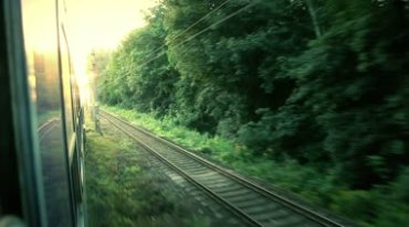 灿烂阳光照射列车轨道行驶户外景色对头列车经过高清实拍视频素材