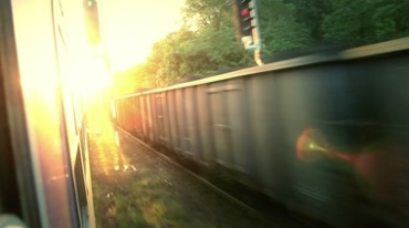 灿烂阳光照射列车轨道行驶户外景色对头列车经过高清实拍视频素材