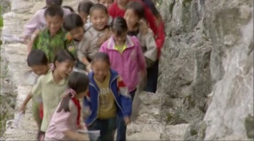 山区小朋友在放学上学的路上崎岖山路视频素材