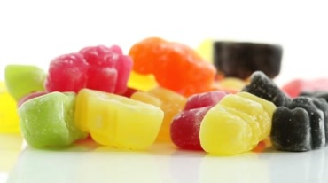 彩色多口味糖果摆放拍摄旋转角度水果口味硬糖高清实拍视频素材