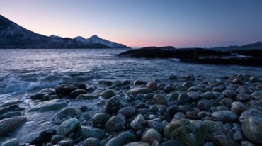 海边鹅卵石海水海浪拍打小石头安逸美景视频素材