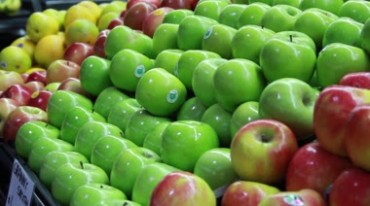 超级市场货架上整齐摆放水果商品买卖饱满苹果高清视频素材