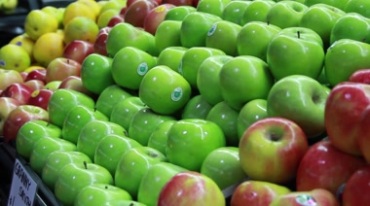 超级市场货架上整齐摆放水果商品买卖饱满苹果高清视频素材