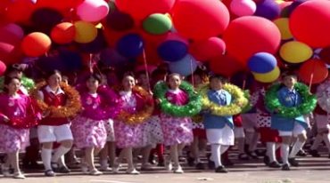 国庆群众游行小朋友放飞气球天耀中华背景视频素材