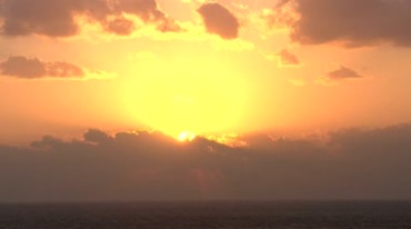 海上太阳升起日出钻出云层给云彩镶上金边视频素材