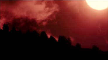 血色的天空一轮红日缓慢升起烟雾萦绕视频素材
