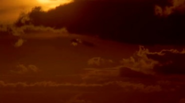 太阳落山穿过云层夕阳西落视频素材
