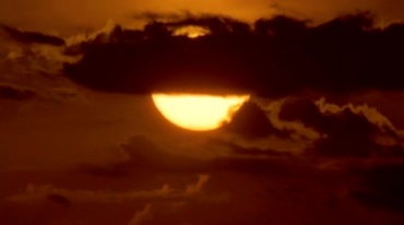 太阳落山穿过云层夕阳西落视频素材