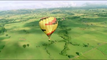 热气球缓慢升空平原高空航拍镜头视频素材