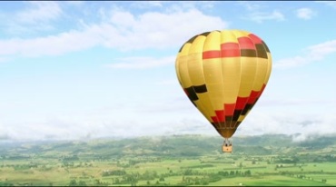 热气球缓慢升空平原高空航拍镜头视频素材