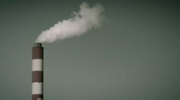 工厂烟筒排放浓烟大气污染雾霾人们戴口罩视频素材