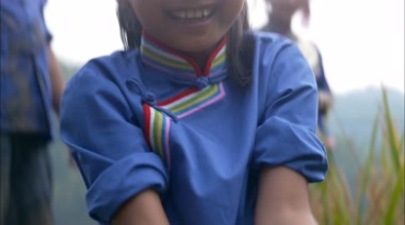 农村山村小孩到稻田里抓鱼捞鱼喜悦开心笑脸视频素材