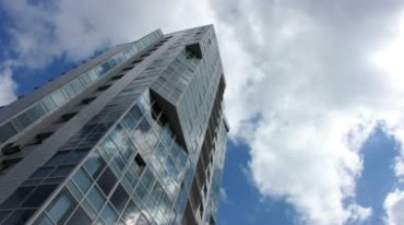 蓝天白云下的大楼玻璃外墙反射云朵实拍视频素材