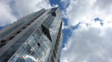 蓝天白云下的大楼玻璃外墙反射云朵实拍视频素材