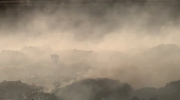 垃圾填埋场焚烧呛人毒烟大气环境污染视频素材